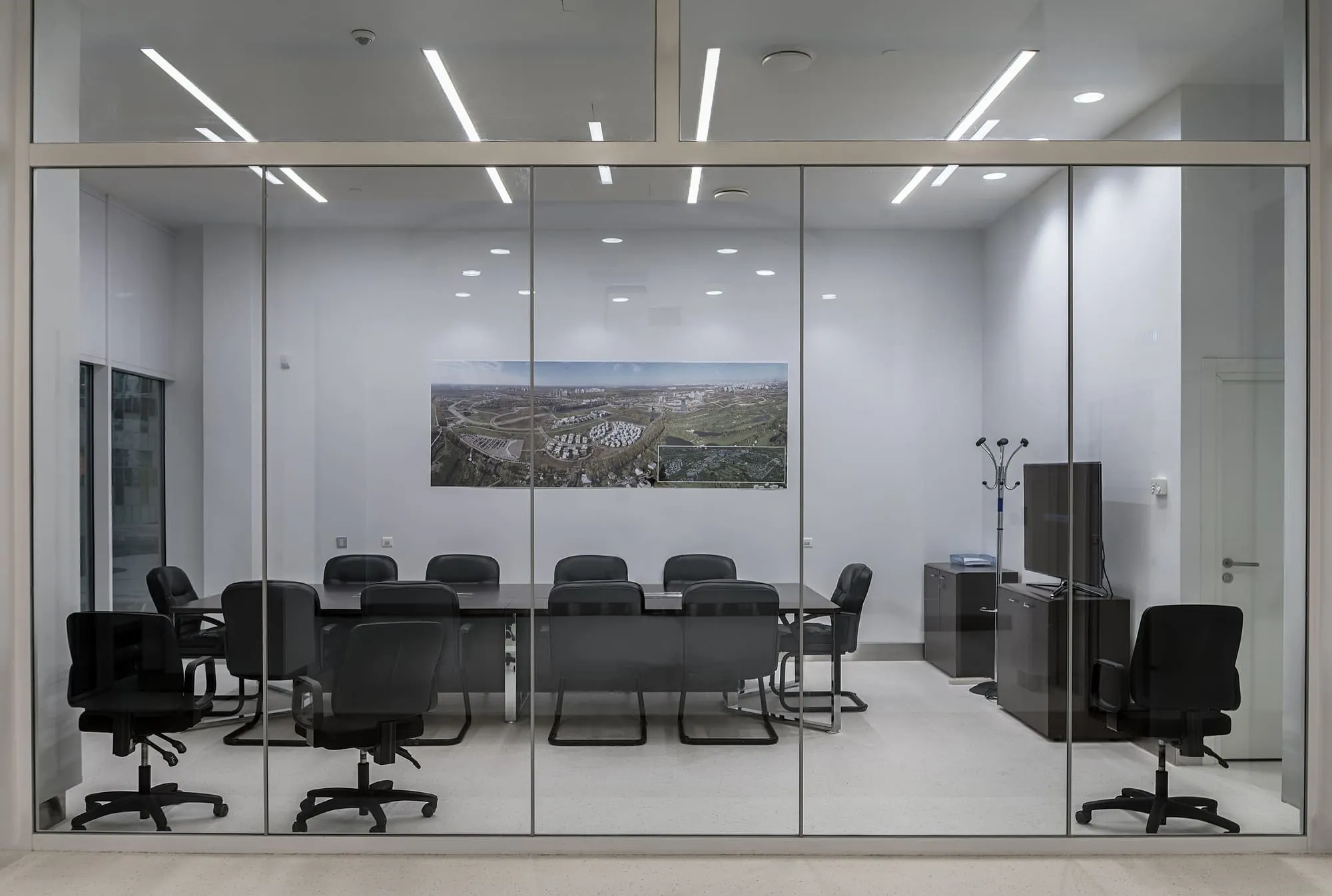 Clear floor-to-ceiling glass walls Chicago offices use to enclose a conference room